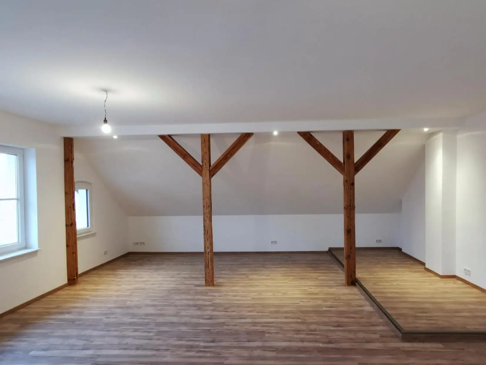 Dachgeschossausbau in Roskow – ausgebauter Dachraum mit sichtbaren Holzbalken