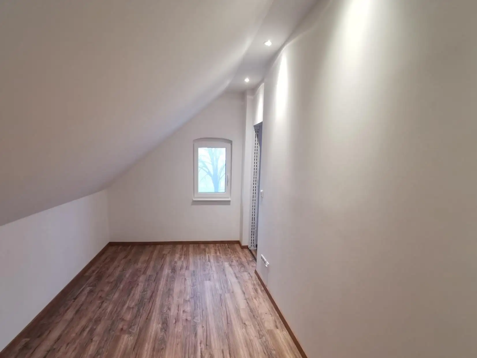 Helles Arbeitszimmer unter der Dachschräge nach dem Ausbau