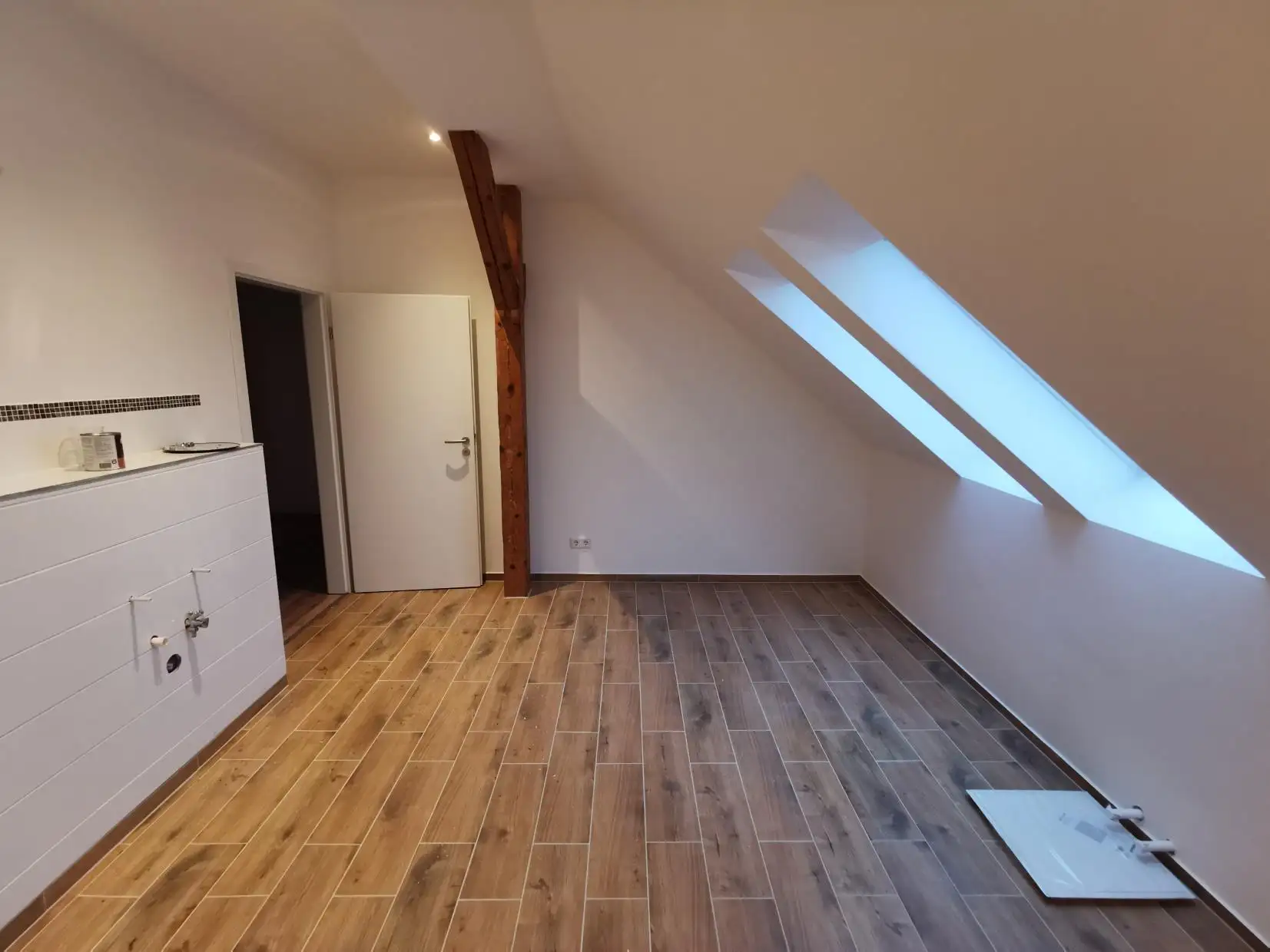 Zweites Bad nach dem Ausbau mit Dachfenstern und Fliesen in Holzoptik