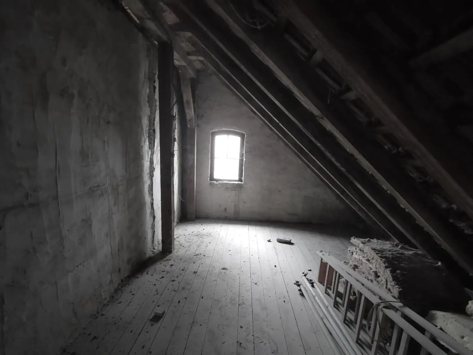 Roher Dachraum vor dem Ausbau zum Gästezimmer