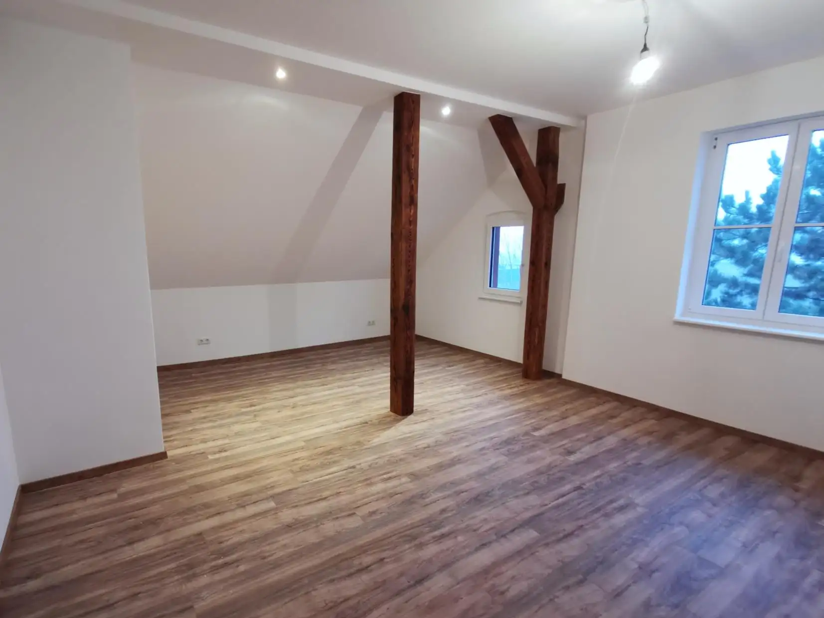 Schlafzimmer nach dem Ausbau – Holzstützen als Gestaltungselement