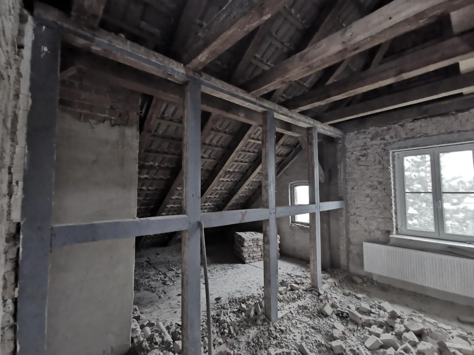 Schlafbereich vor dem Ausbau – offene Balkenlage