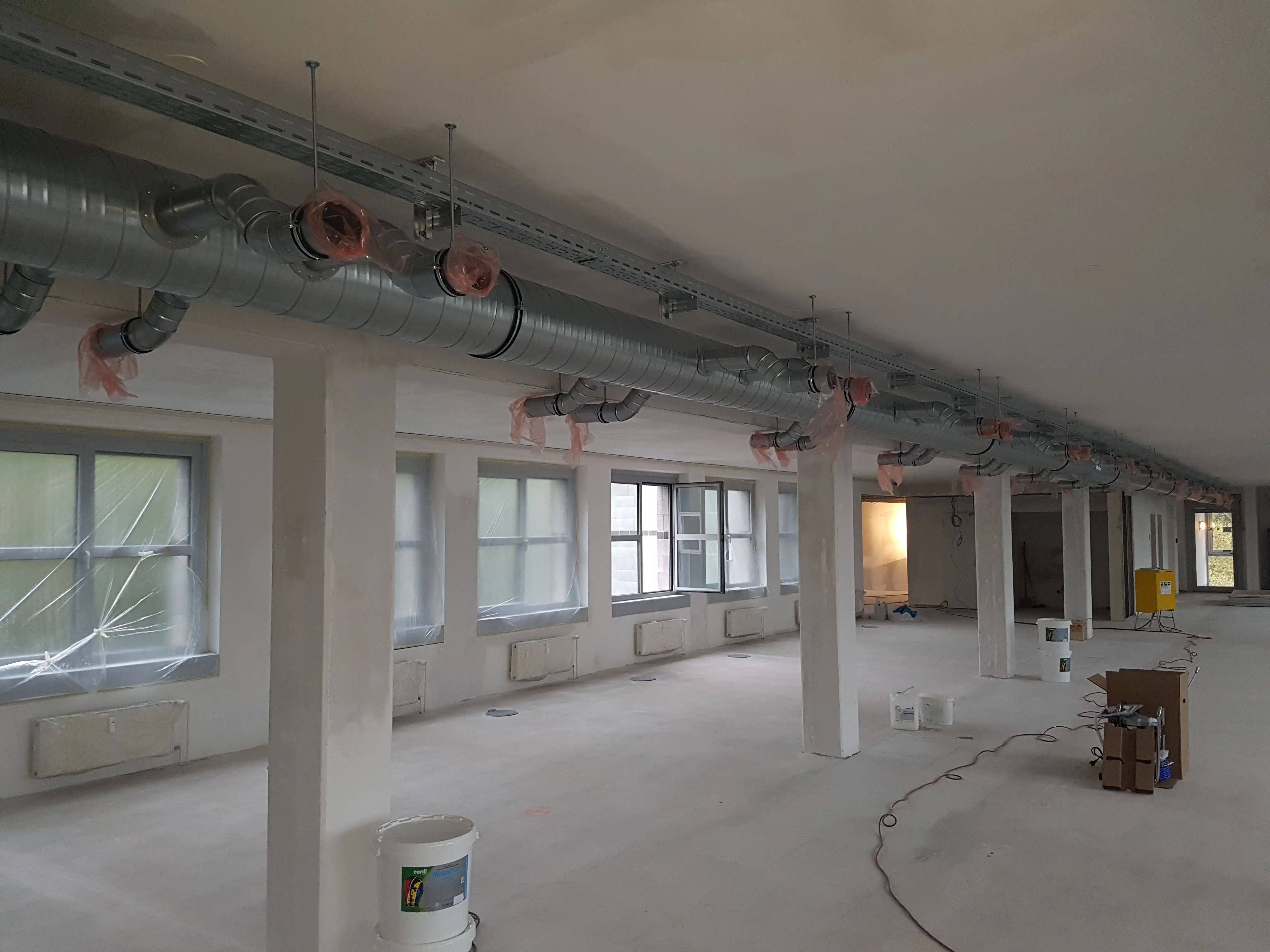 Rohinstallation der Lüftungstechnik unter der Decke der Bürofläche