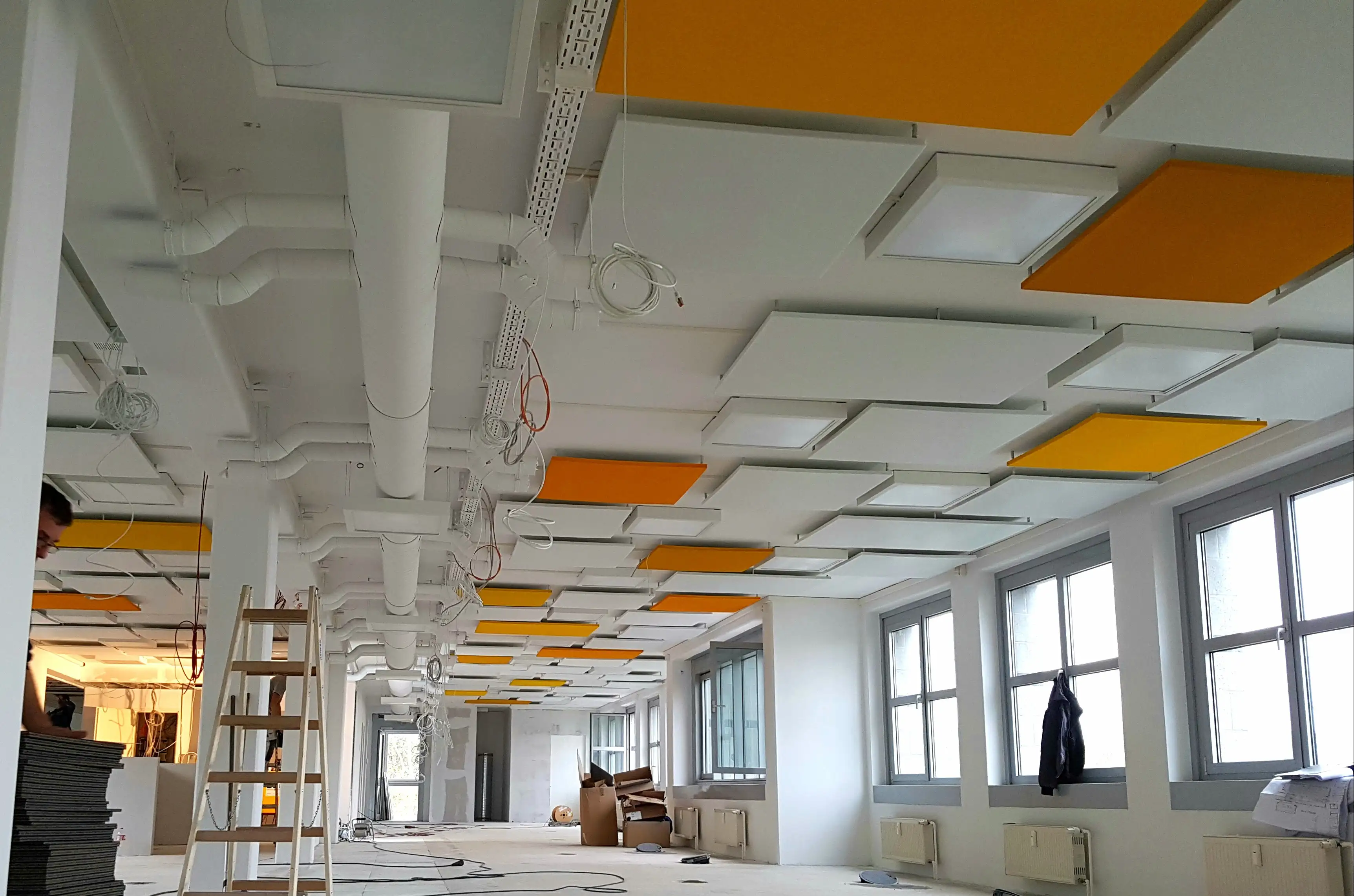 Montage der Akustik-Deckensegel in Weiß und IKEA-Gelb