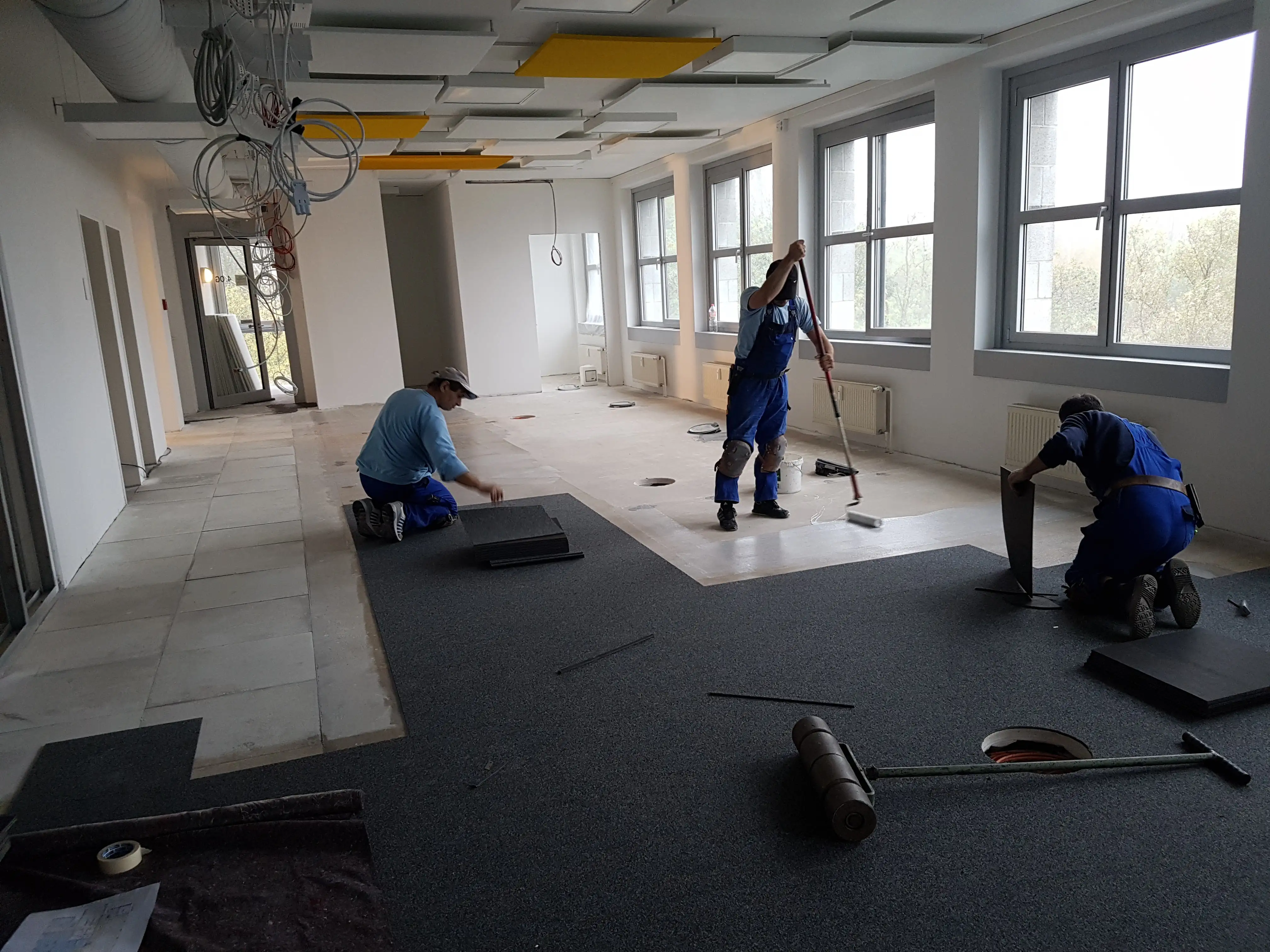 Verlegung des Teppichbodens durch das Bota-Bau-Team