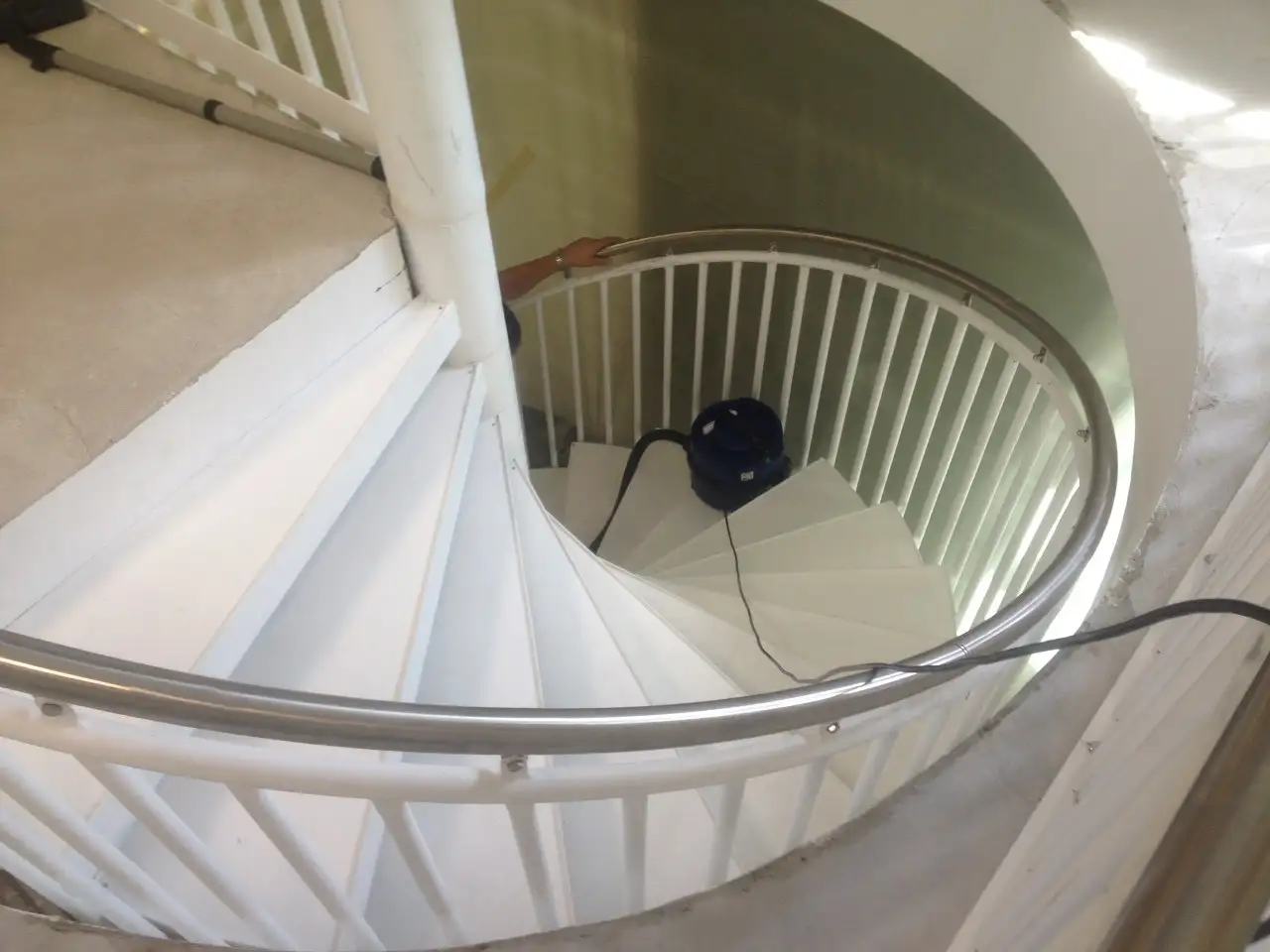 Wendeltreppe zwischen den Ebenen des Customer Support Centers