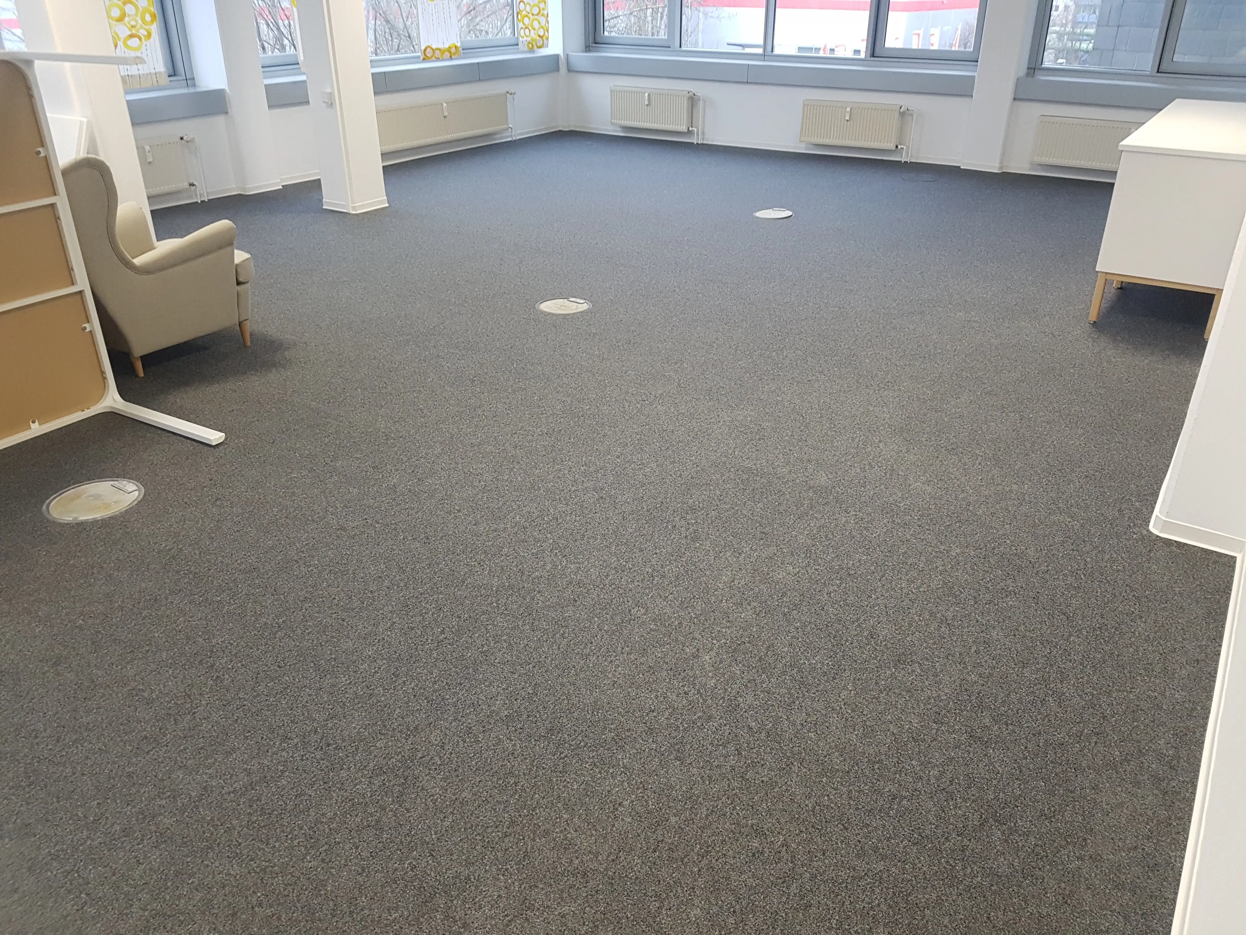 Fertig verlegter Teppichboden in der Bürofläche